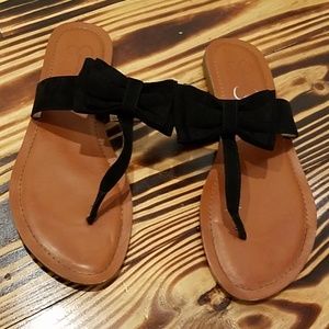 Preowned Jessica Simpson Black Bow thong sandals.